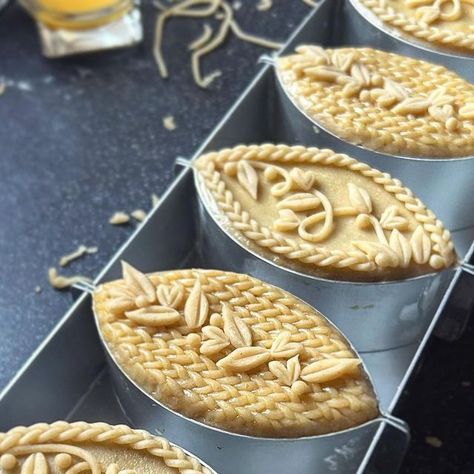 Julie Jones on Instagram: "It’s National Pie Week here in the UK, so of course, I made pies….using my favourite pie tin by @silverwood_bakeware This tin is my absolute favourite of all. The shape….the options! 6 small pies, 3 medium pies, two large pies or one long family size pie. It is Simply The Best 🥧 (pun on the name of the tin, Simple Simon, and of course a nod to @tinaturner ) 🤓💃🏽 I am absolutely delighted to support @silverwood_bakeware under their new ownership. A great British c Fancy Pies, Small Pies, Crust Designs, Julie Jones, Pie Mold, Pie Crust Designs, Pie Tin, Sweet Ideas, Favorite Pie