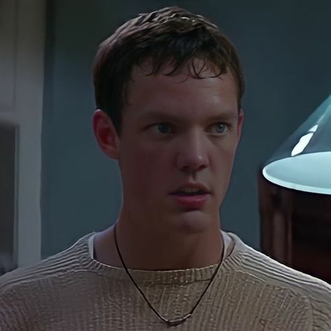 matthew lillard as stuart macher in 'scream (1996)'. Matt Lillard, Matthew Lilard, Stu Macher, Matthew Lillard, Scream 1996, Matthew 3, Movie Pic, Scream Movie, Celeb Crushes