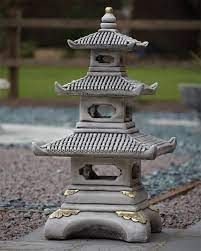 Japanese Garden Lanterns, Garden Ideas Uk, Japanese Stone Lanterns, Chinese Ornament, Pagoda Garden, Pagoda Lanterns, Japanese Pagoda, Temple Gardens, Baroque Decor