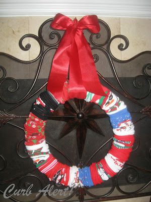 Sock Wreath, Christmas Toes, Holiday Crafts Gifts, Silly Socks, Gift Ideas To Make, Christmas Sock, Pinterest Party, Gifts For Photographers, Recycled Items