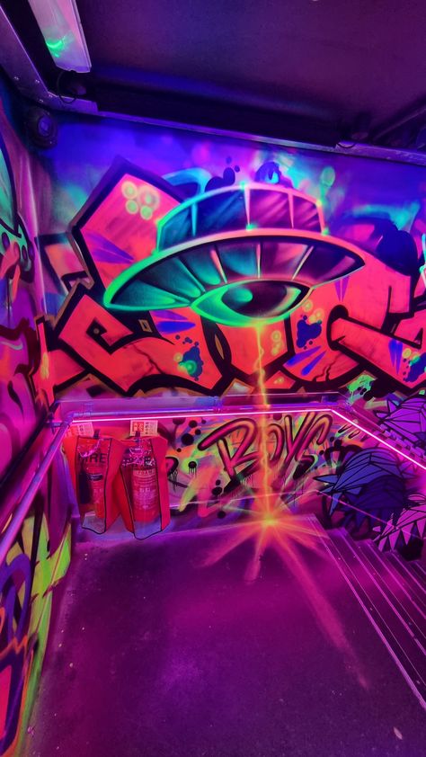 Blacklight Graffiti, Basement Party Aesthetic, Neon Graffiti Art, Neon Spray Paint, Neon Graffiti, Graffiti Wildstyle, Resto Bar, Nightclub Aesthetic, Blacklight Party