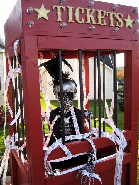 Halloween Skeleton Circus, Halloween Skeleton Carnival, Haunted Circus Decorations, Carnevil Halloween, Halloween Yard Haunt, Maze Ideas, Haunted Circus, Spooky Woods, Haunted Carnival