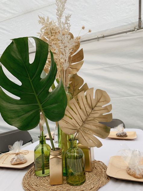 Safari Jungle Centerpieces, Safari Theme Party Table Settings, Boho Tropical Birthday Party, Tropical Themed Party Decorations, Safari Center Piece Ideas, Wild 40th Birthday, Safari Themed Bridal Shower Ideas, Plant Theme Party Decorations, Safari Floral Centerpieces