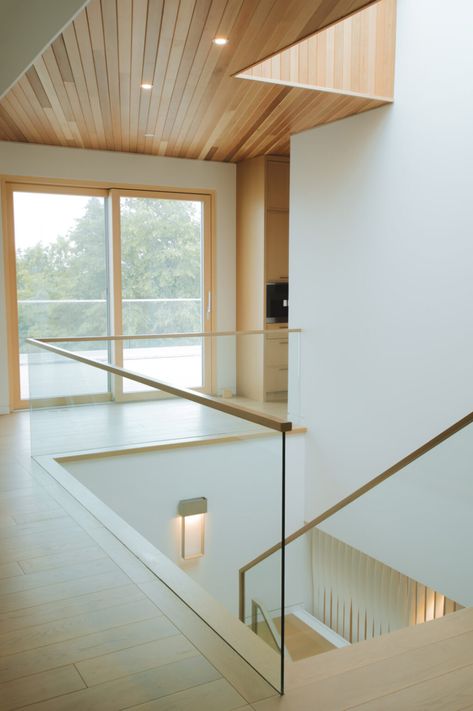 Low Profile Stair Railing, Stairs Near Front Door Entryway, Japandi Stairs Railing, Scandinavian Railing, Clear Banister, Glass Stairs Design Modern, Modern Wood Stair Railing, Stairs Glass Railing Design, Japandi Stairs