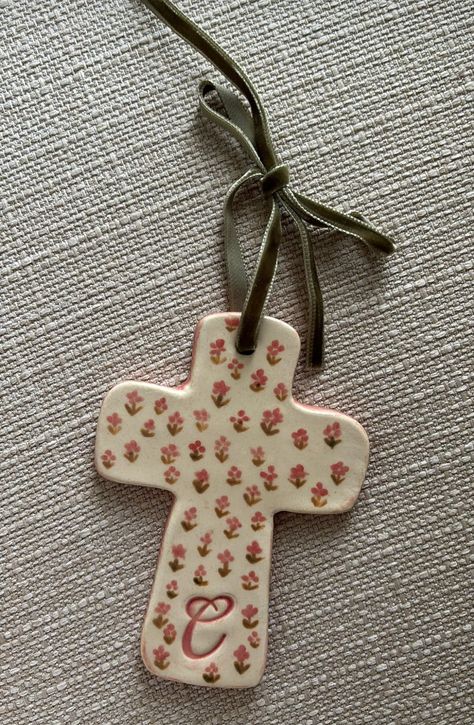 Christian Pottery Ideas, Christian Ceramic Ideas, Air Dry Clay Cross, Clay Crosses Diy, Christian Sewing Projects, Christian Ornaments Diy, Christian Ceramics, Cross Crafts Diy, Clay Ornament Ideas