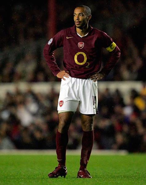 Another Arsenal kit? So Soon. The burgundy was solid, though. Thierry Henry Arsenal, Arsenal Kit, Arsenal Fc Wallpapers, Arsenal Wallpapers, Football Poses, Premier Lig, Thierry Henry, Soccer Inspiration, Arsenal Players