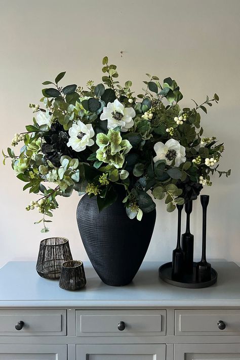 Black Vases With Flowers, Home Vase Decor Ideas, Front Door Decor Plants, Moody Plant Living Room, Black Vase Flower Arrangement, Black Flowers Arrangement, Round Vase Flower Arrangements, Black Flower Arrangements, How To Arrange Flowers In A Vase