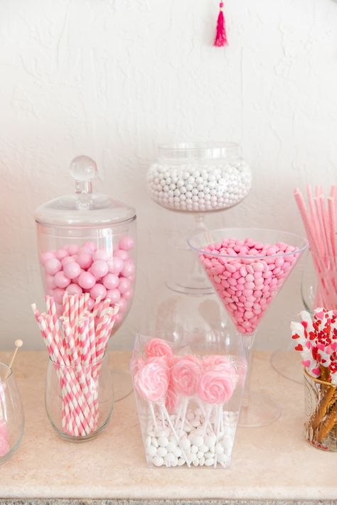 Pink Candy Buffet, Pink Dessert Tables, 4de Verjaardag, Pink Dessert, Fashionable Hostess, Pink Desserts, Heart Banner, Barbie Birthday Party, Pink Birthday Party