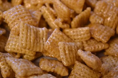 Caramel Chex Mix, Caramel Chex, Chex Recipes, Puppy Chow Chex Mix Recipe, Chow Puppy, Chex Mix Puppy Chow, Chex Mix Recipes, Ziploc Bag, Recipe Cake