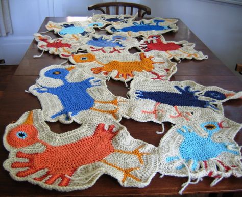 photo Bird Blanket, Crochet Freeform, Crazy Crochet, Crochet Backpack Pattern, Felted Crochet, Crochet Knit Stitches, Crochet Birds, Form Crochet, Freeform Crochet