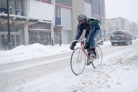 5 tips for riding your bicycle during the winter - Canadian Cycling Magazine Cycling Uphill, Bicycle Commuting, Winter Biking, Bike Courier, Bike Commuting, Cycling For Beginners, Urban Cycling, Winter Riding, Road Bike Women