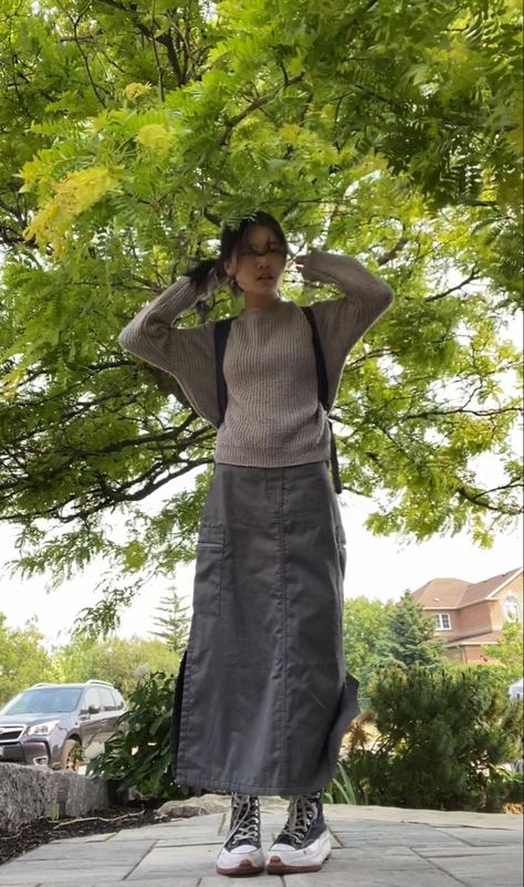 Skirt Outfits For School Modest, Outfits With Long Cargo Skirt, Cargo Skirt Ideas, Sporty Long Skirt Outfits, Streetwear Long Skirt, Long Skirt Outfits Baggy, Parachute Skirt Outfit Aesthetic, Parachute Cargo Skirt Outfit, Long Skirt Cargo