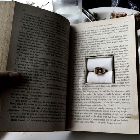 A gorgeous 21st present from my beautiful mum! - a Citrine & gold ring hidden in a Harry potter book! Diy Harry Potter Crafts, 21st Presents, Book Centerpieces, Harry Potter Christmas Tree, Creative Proposals, Book Proposal, Proposal Ring Box, Insta Inspiration, Harry Potter Wedding