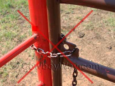 How To Close A Gate That Has A Chain Latch Horse Gate Latch, Farm Gate Latch, Gate Latches Ideas, Diy Gate Latch, Farm Fence Gate, Show Cattle Barn, Cattle Gate, Fence Building, Cattle Corrals