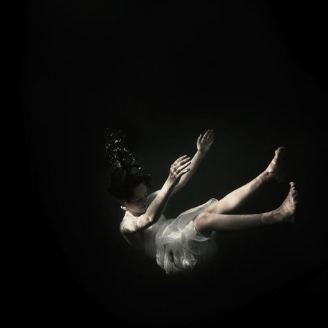 Someone Falling, Dark Void, Lake Girl, Underwater Art, Water Projects, Spirit Science, Underwater Photos, Water Photography, Underwater Photography