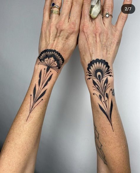 Flower On Wrist Tattoo, Flower Wrist Tattoos For Women, Outer Wrist Tattoo, Hand Tattoo Cover Up, Ephemeral Tattoo, Art Deco Tattoo, Cuff Tattoo, Handpoke Tattoo, Geniale Tattoos