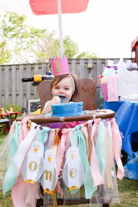 Diy High Chair, Backdrop Design Ideas, High Chair Decor, Chair Decoration Ideas, Finding Dory Birthday Party, Ideas For 1st Birthday, Dory Birthday Party, High Chair Decorations, Finding Dory Birthday