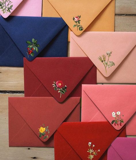 Mail Art Envelopes, Pen Pal Letters, Diy Envelope, Envelope Art, 카드 디자인, Diy Stationery, Envelope Design, Hand Painted Flowers, Design Sponge