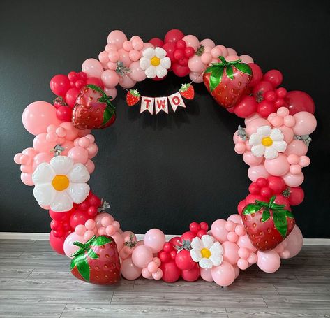 Berry 1st Birthday Party Balloons, Two Berry Sweet Birthday, Berry Sweet 2nd Birthday, Strawberry 2nd Birthday Party Theme, Strawberry Shortcake Balloon Arch, Strawberry Party Decorations Diy, Berry Themed Birthday Party, Strawberry Shortcake 2nd Birthday Party, Strawberry 2nd Birthday Party