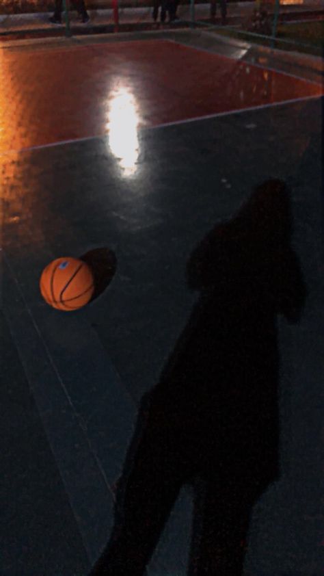 Womens Basketball Aesthetic, Basketball At Night, Basketball Street, Aesthetic Names For Instagram, Street Basketball, Computer Gaming Room, Ball Aesthetic, Basketball Videos, Cute Couple Dancing