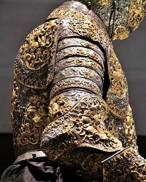 Parade armour with chamfron and armoured saddle. Augsburg, 1594-1599. Rüstkammer, Dresden, Germany. Christian Armor, Ornate Armor, Knight Armour, Geeky Clothes, Armor Dress, Armor Clothing, Vintage Helmet, Ancient Armor, Dresden Germany