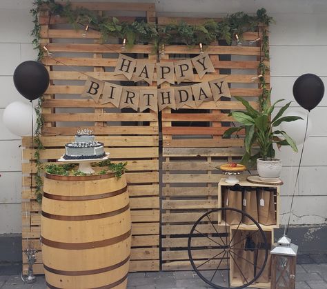 Nothing screams rustic than and old barrel, crates and some palets. Crate Backdrop Diy, Pallet Birthday Decor, Country Backdrop Ideas Western Parties, Birthday Pallet Ideas, Wood Crate Party Decor, Wood Pallet Birthday Decor, Pallet Backdrop Birthday, Cowboy Theme Party For Adults Backdrop, Pallet Backdrop