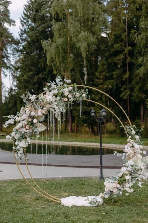 Circle Arch For Wedding Ceremony, Round Flower Backdrop, Half Wedding Arch, White Wedding Arch Ideas, Round Arch Decor, Round Wedding Arch Ideas, Round Arch Decoration Wedding, Engagement Arch, Flower Arches Wedding