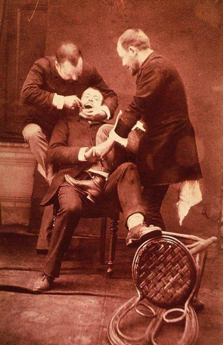 a dentist pulling a tooth out? dentist, patient, assistent, history, photograph, vintage, photo, sapira Tooth Extraction Aftercare, Tooth Implant, Tooth Extraction Healing, Scary Photos, Teeth Health, Dental Art, Best Teeth Whitening, Tooth Extraction, Clinic Design