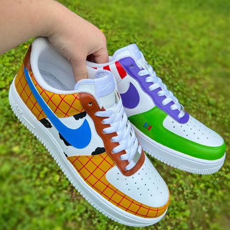 Woody Toy Story Air Force 1 Custom Hand-Painted Air Force 1’s Nike Dunks Custom, Painted Shoes Diy Ideas, Christmas Nike Shoes, Sneaker Design Ideas, Nike Air Force Design, Converse Costume, Colorful Nikes, Painted Disney Shoes, Painting On Shoes