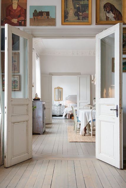 Eye For Design: Decorating With White Painted Hardwood Floors Casa Vintage, Ideas Hogar, Wooden Floors, Farmhouse Interior, French Doors Interior, Wood Doors Interior, Interior Barn Doors, French Door, Barn Doors Sliding