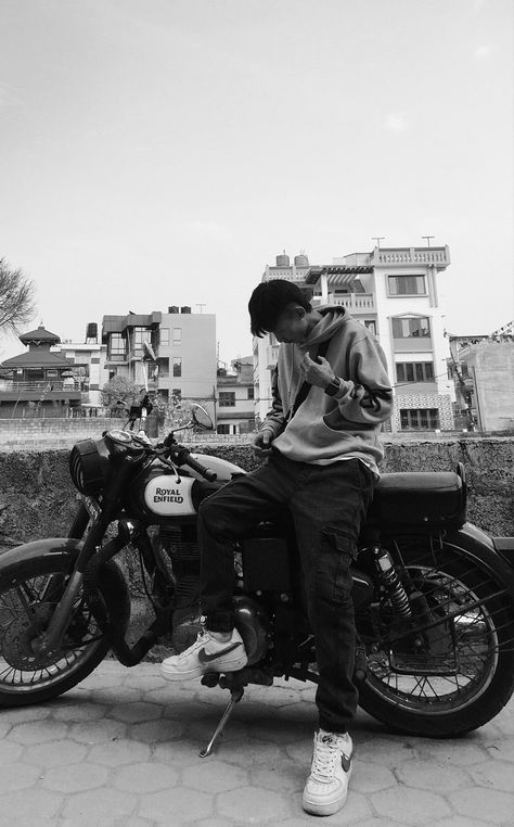 Bike Boy Aesthetic, Bike Poses Men, Long Distance Relationship Pic Ideas, Bike Pose, Men Aesthetics, Fake Photo Sick, Mens Photoshoot, Bullet Bike Royal Enfield, Boy Bike