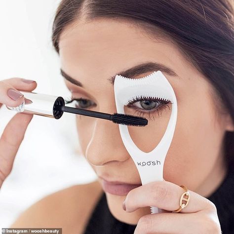 Smudged Mascara, Clumpy Lashes, Mascara Shield, How To Apply Bronzer, Makeup Accesories, Eye Makeup Pictures, Mascara Tips, Top Makeup Products, How To Apply Mascara