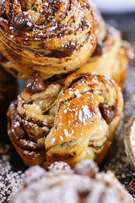 Chocolate Chip Cruffins are a quick and easy sweet treat. Made with just a handful of ingredients and they are sure to wow your crowd. Chocolate Chip Pastry, Cruffins Recipe Easy, Cruffin Recipe, Cream Cheese Puff Pastry, Quick And Easy Sweet Treats, Viral Recipes, Crescent Recipes, Breakfast Goodies, Sweet Treats Recipes