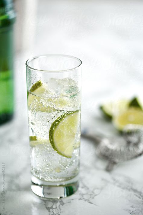 Cocktail Photos, Gin Tonic, Gin And Tonic, Mocktails, Pint Glass, Gin, Beer Glasses, Food Photography, Royalty