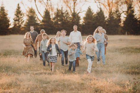 Family Photos Field, Big Family Photo Shoot Ideas, Large Family Photo Shoot Ideas, Large Family Pictures, Large Family Photography, Extended Family Pictures, Large Family Portraits, Large Family Poses, Extended Family Photography