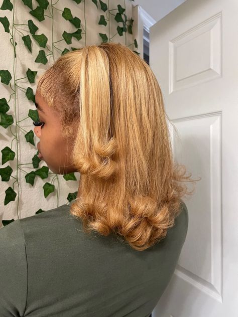 Skunk Stripe Hair Light Skin, Straight Hair With Bumps At The End, Honey Blonde Hair On Black Women Natural Silk Press, Straight Honey Blonde Hair, Ribbed Sweater Outfit, Hair Colors Black Women, Blonde Natural Hair, Quick Natural Hair Styles, Dyed Hair Inspiration