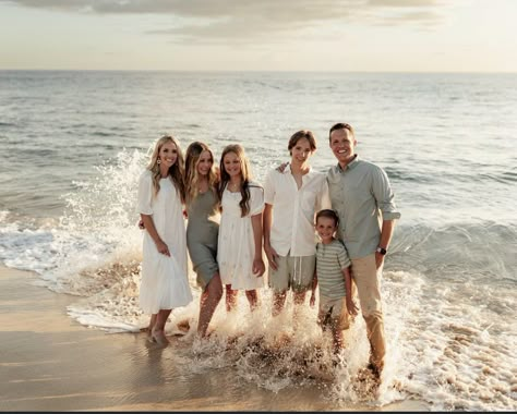 Coastal Family Photoshoot, Beachy Family Photo Outfits, Family Photo Beach Outfits Color Schemes, White Beach Family Photos, Family Beach Pictures Older Kids, Family Of 4 Beach Photos, Beach Picture Outfits Family, Family Photos Beach Outfits, Beach Picture Color Scheme Family