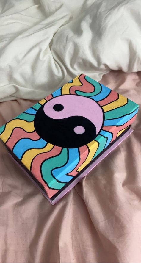 Trippy Pottery Painting, Painting Boxes Ideas Aesthetic, Stash Box Painting Ideas Trippy, Cute Box Painting Ideas Aesthetic, Trippy Box Painting Ideas, Box Painting Ideas Aesthetic, Bedroom Art Painting, Wood Box Design, Art Core