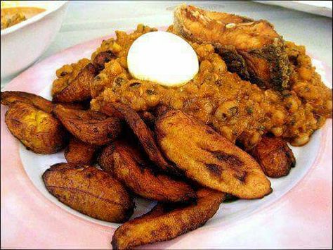 Gari and beans with riped plantain and eggs or sometimes fish. Eaten at lunch time Ghana Food, Ghanaian Food, Fried Plantains, African Dishes, West African Food, Ripe Plantain, Africa Food, African Cooking, Accra Ghana