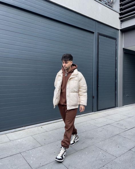 Outfit Men Ideas, Air Jordan 1 Dark Mocha, Gon Olivier, Stylish Sneakers Outfit, Jordan 1 Dark Mocha, Outfits Guys, Best Puffer Jacket, Men Street Style, Short Adidas