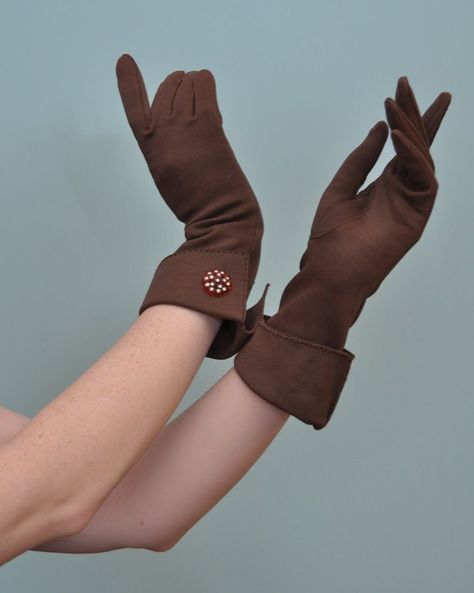 Gauntlet gloves - my favorite!                                                                                                                                                                                 More 1950s Gloves, Gauntlet Gloves, Elegant Gloves, Vintage Fashion 1950s, Fashion Gloves, Gloves Fashion, Gloves Design, Vintage Gloves, Fur Coat Vintage