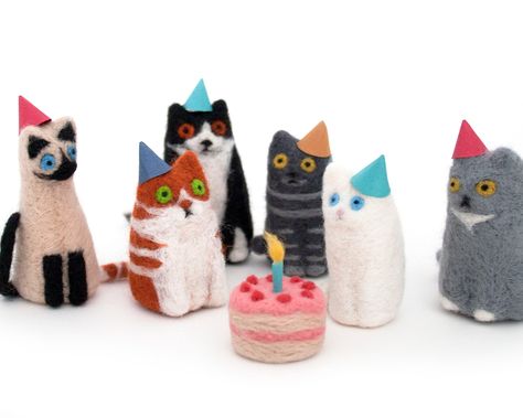 Funny Little Cats on Behance Felt Hair Accessories, Felted Cat, Needle Felted Cat, Needle Felting Diy, Needle Felted Christmas, Needle Felting Tutorials, Needle Felting Projects, Felting Tutorials, Felt Cat