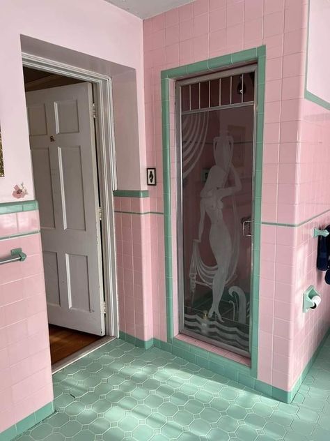 Mermaidcore Interior, Pink And Green Tile Bathroom, Y2k House, Rooms Decoration, Deco Bathroom, Retro Bathrooms, Vintage Bathrooms, Dream House Rooms, Cute House