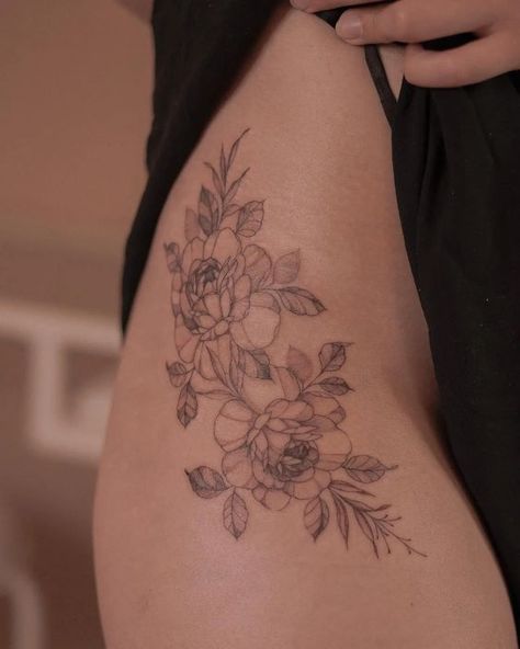 Floral Tattoo Upper Thigh, Fine Line Tattoo Ideas Leg, Delicate Floral Hip Tattoo, Big Women Tattoos, Floral Hip Piece, Big Flower Hip Tattoo, Tattoo On The Hip For Women, Flower Tattoo Upper Thigh, Star Hip Tattoos Women