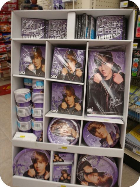 Justin Bieber party set Justin Bieber Themed Birthday Party, Justin Bieber Party Theme, Justin Bieber Room, Party City Decorations, Justin Bieber Party, Bday Aesthetic, Justin Bieber Birthday, Bieber Fever, Purple Decor