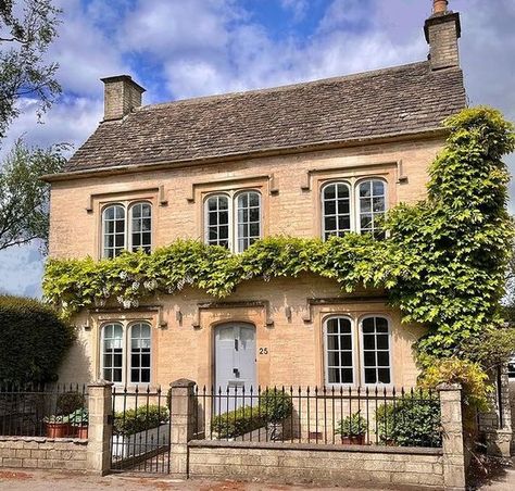 Cotswold Interior Design, Dream House Uk, Small English House, Cotswolds Architecture, British Home Exterior, Cotswold Houses, British House Design, English Country House Exterior, British Country House