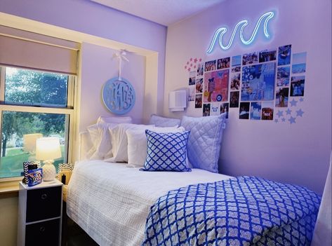 Preppy Room With Purple Walls, Beachy Purple Room, Blue Preppy Dorm Room, Blue Teenage Room, Beachy College Dorm, Blue Themed Dorm Room, Preppy Room Blue, Blue Preppy Room, Small Dorm Room Ideas