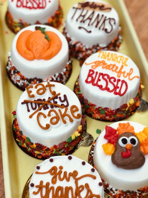 Cute Thanksgiving Cake, Mini Fall Cakes, Fall Cookie Cake Slices, Thanksgiving Cookie Cake Ideas, Turkey Cakes, Thanksgiving Mini Cakes, Fall Mini Cakes, Thanksgiving Cake Decorating, Thanksgiving Theme Cake Ideas