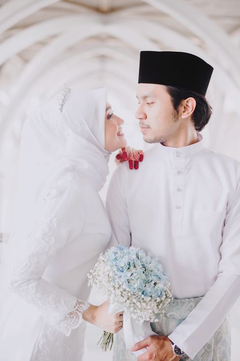 Malay Wedding Pose Pelamin, Malay Wedding Pose, Foto Wedding Muslim, Pelamin Pose, Akad Nikah Photography, Malay Wedding Photography, Nikah Photoshoot, Foto Akad, Adat Melayu