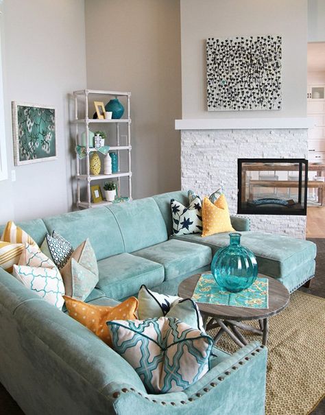 16 Coastal Home Decor Design Inspirations | Sand Between My Piggies- Beach Vacations and Travel - all things Beach Aqua Living Room, Coastal Living Room Decor, Living Room Design Layout, Modern Coastal Living Room, Coastal Room Decor, Turquoise Living Room Decor, Living Room Turquoise, Teal Living Rooms, Furnitur Ruang Keluarga